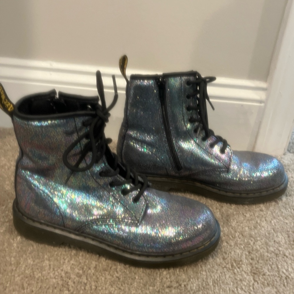 Girls/women Doc Martens Delaney boot UK 4 US 6 iridescent mermaid combat 8 eye - Picture 2 of 13